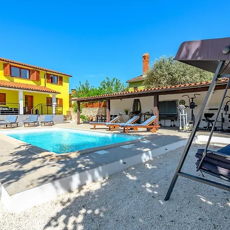 Cozy In With Outdoor Swimming Pool *