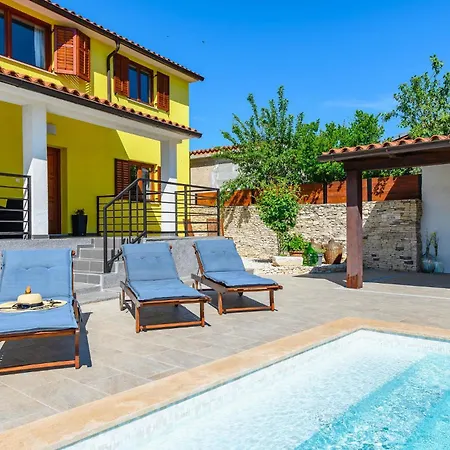 Cozy In With Outdoor Swimming Pool Holiday home