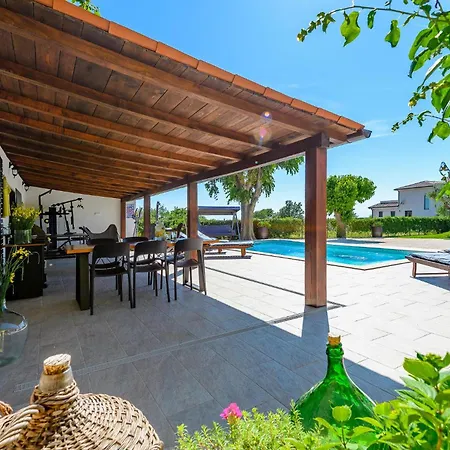 Σπίτι διακοπών Cozy In With Outdoor Swimming Pool