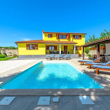 Cozy In With Outdoor Swimming Pool *