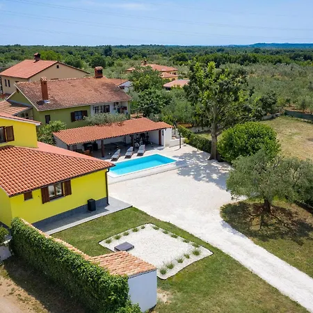 Cozy In With Outdoor Swimming Pool * Galizana