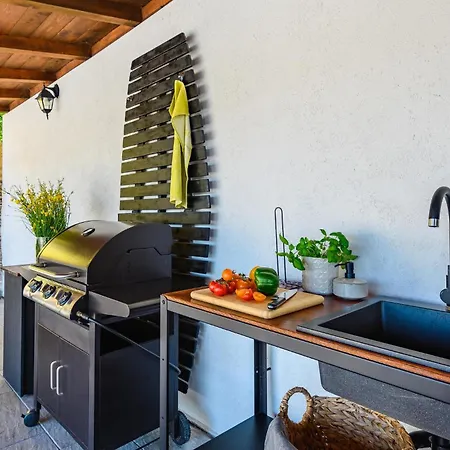 Cozy In With Outdoor Swimming Pool Holiday home *