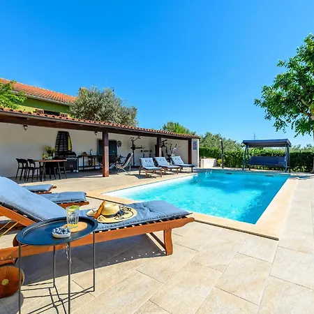 Holiday home Cozy In With Outdoor Swimming Pool Galizana