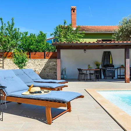 Cozy In With Outdoor Swimming Pool Holiday home