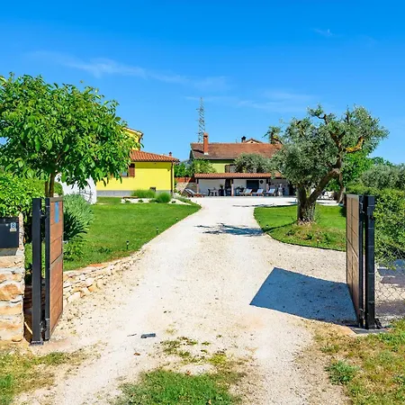 Cozy In With Outdoor Swimming Pool * Galizana