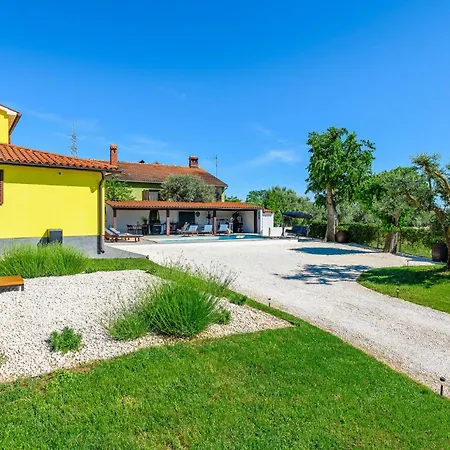 Cozy In With Outdoor Swimming Pool * Galizana
